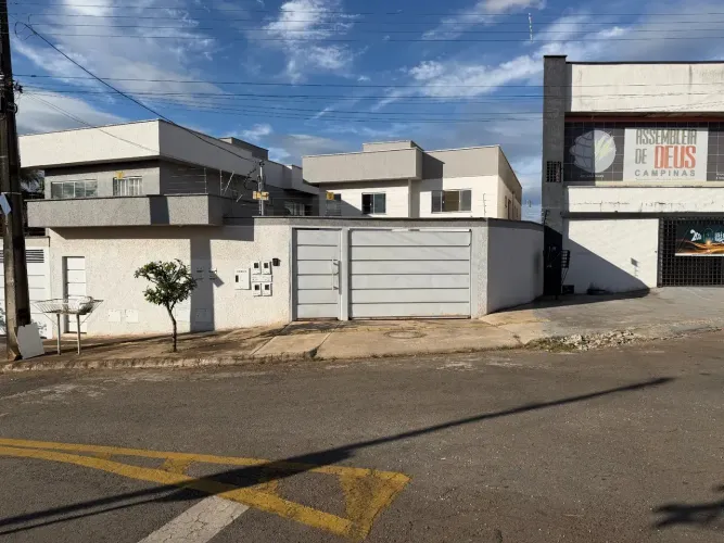 Apartamento com 2 quartos, duas vagas de garagem, excelente localização.