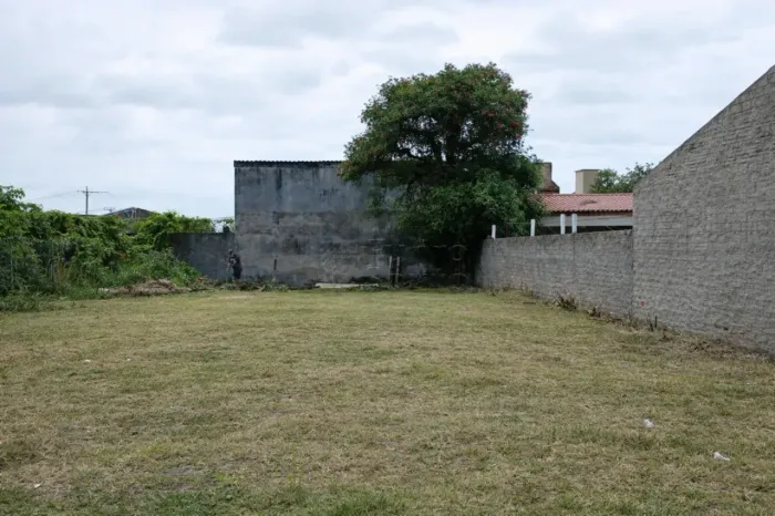 Terreno 10x30 à venda no Laranjal.