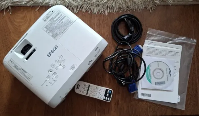 PROJETOR EPSON PowerLite W39  Seminovo. Apenas 80 horas de uso! Com maleta.