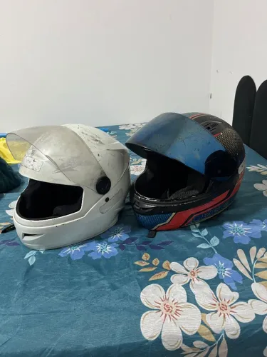 2 capacetes com marcas de uso