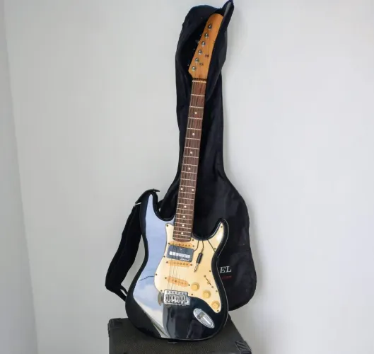 Guitarra Michael Usando