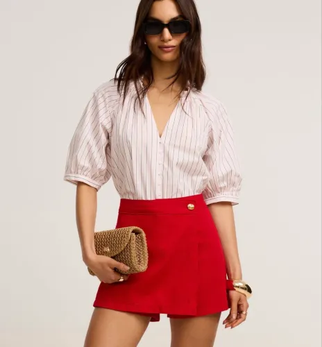 Short saia envelope com botão dourado vermelho