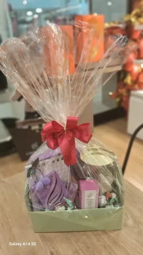 Cesta Dia das Mães com produtos Cacau Show, Natura e papelaria 
