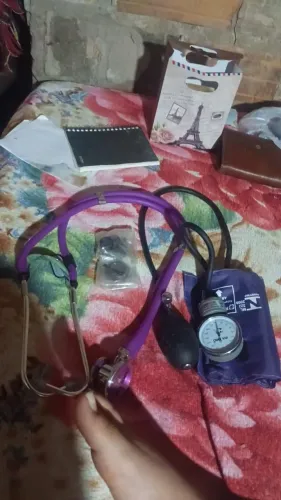 Estou vendo esse kit de enfermagem com ugte vai o estetoscópio e o verificação de pressão