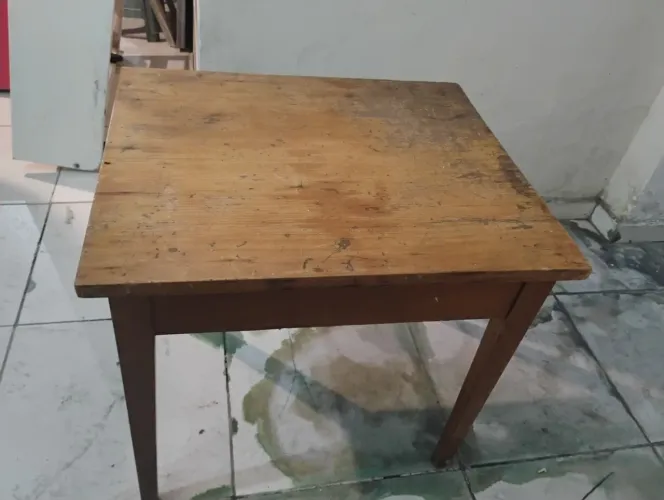 Mesinha Antiga 65x64 cm/altura 69 cm