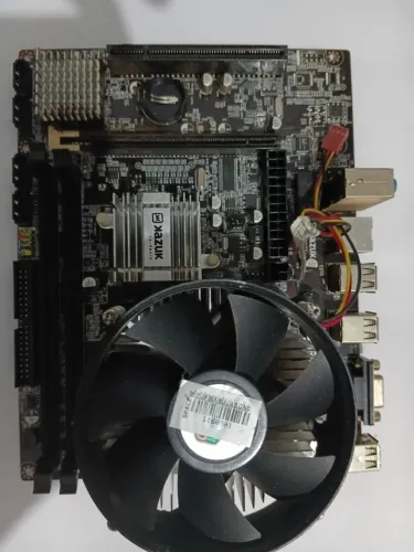 placa mãe, com processador e cooler
