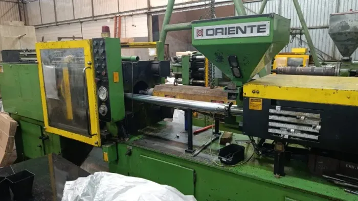 INJETORA DE PLÁSTICO ORIENTE IHP 180/350 - 180 TON - COM CLP