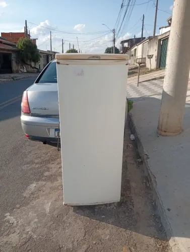 Geladeira Electrolux funcionando normalmente (300 litros) 127 volts.