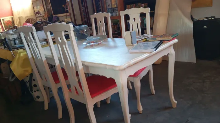Mesa Luiz XV em pátina e 4 cadeiras Luiz XV