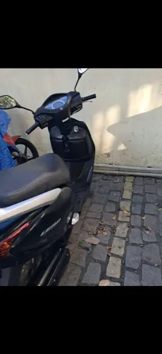 Vendo moto super conservada, pouco rodada, manutenção em dia.