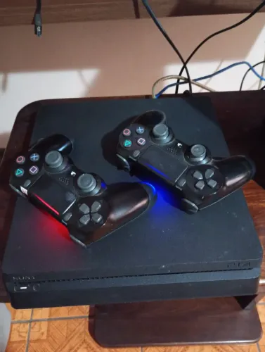 Ps4 slim mais dois controles 4 jogos