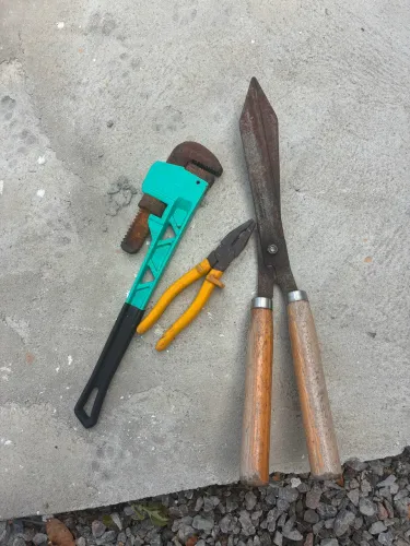 Kit com 4 Ferramentas Manuais - Grifo, Tesoura de Podar e 2 Alicates