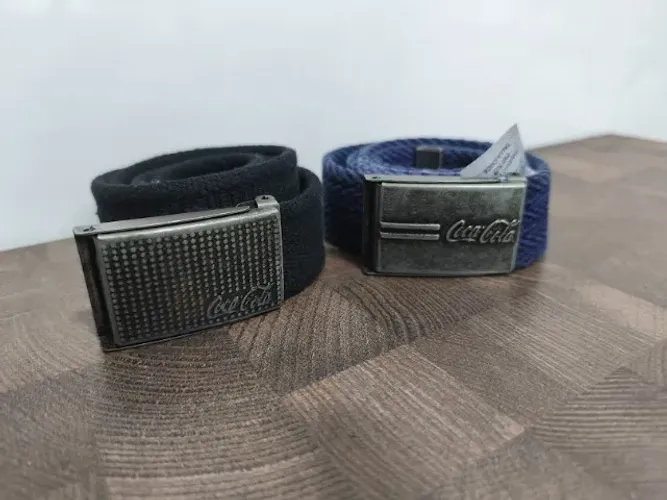 Kit 2 cintos para calça da marca Coca Cola em tecido e metal