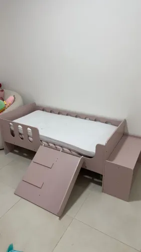 Cama infantil rosa com escorregador