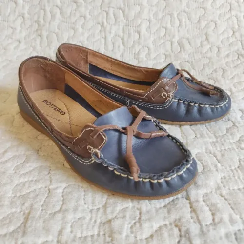 Mocassim de couro azul-marinho com detalhes marrons Bottero