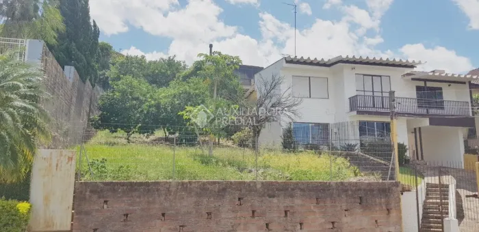 Terreno em aclive acima do nível da rua no Bairro Primavera, frente para sol da manhã