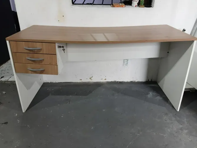 Mesa de escritório grande com 3 gavetas com tranca!<br>Valor: 200,00<br>Não entrego