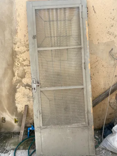 Vende-se porta de ferro
