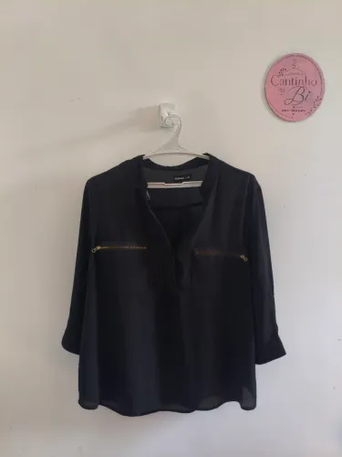 Camisa preta com detalhes em Zíperes dourados tamanho 48 Marisa