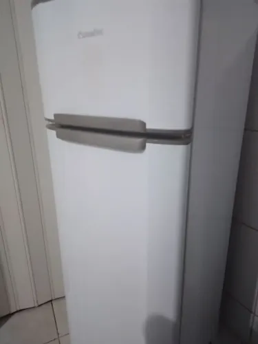 VENDE-SE UMA GELADEIRA NOVA 2 PORTAS