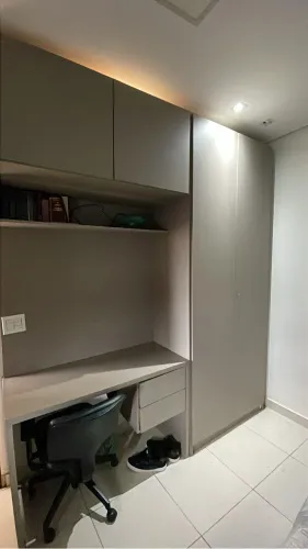 Guarda roupa em MDF cinza com escrivaninha