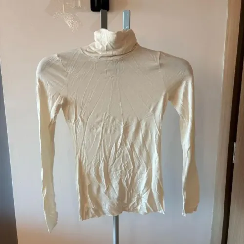 blusa manga longa com gola alta branca rosa cha
