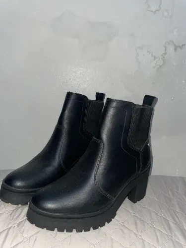 Bota Coturno Preta Feminina Salto Tratorado Nº 38