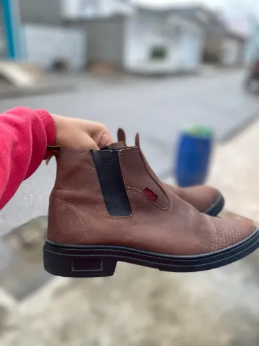 vendo bota de couro cemi nova
