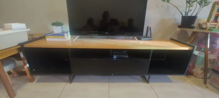 Rack 1,7m x 40cm, industrial, preto, amadeirado e pés em metalon preto