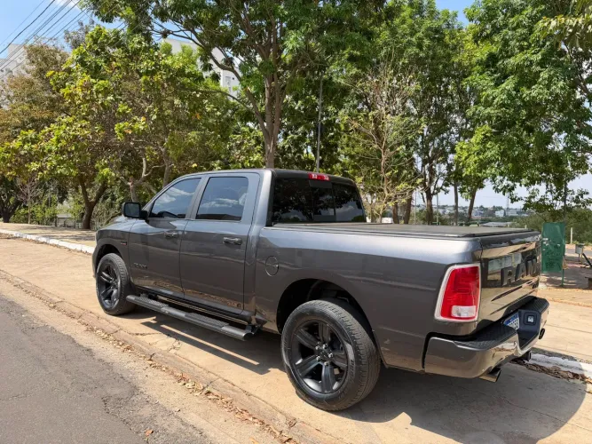 Ram Classic Laramie Night Edition 5.7 V8 16V Gasolina 4X4 Aut. 2022