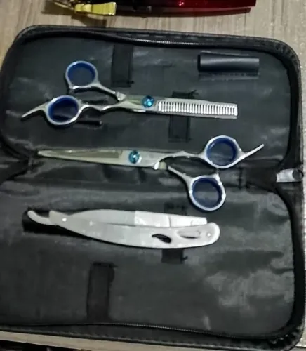 Tesoura de corte, desfiladeira e uma navalha