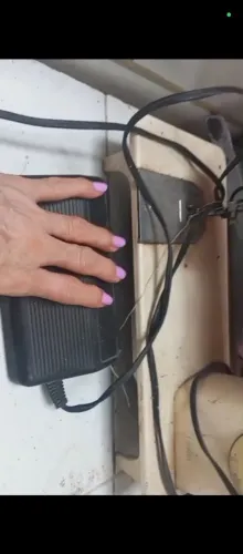 máquina de costura usada mas em. bom estado de funcionamento.