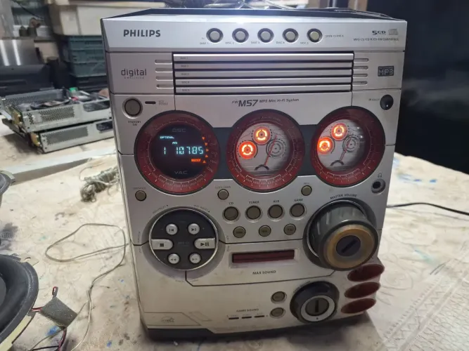Micro sisten philipis. m57 .funcionando o radio.cd nao abre a gaveta. sem acessórios.