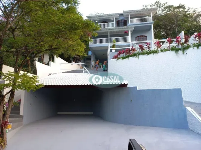 Casa em Condomínio com 05 Quartos, Piscina e Churrasqueira.