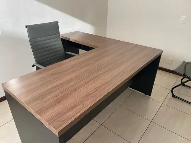 Mesa Escritório Nova, nunca usada, MED 1700 x 1600
