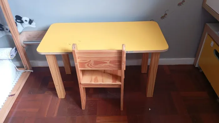 Mesa e cadeira infantil