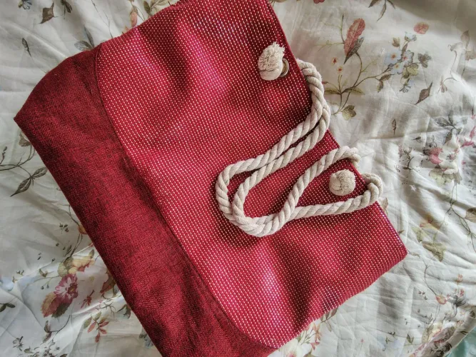 Bolsa grande com zíper, vermelha com alças em cor crua