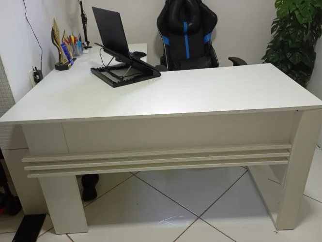 Mesa de Escritório em L cor branca
