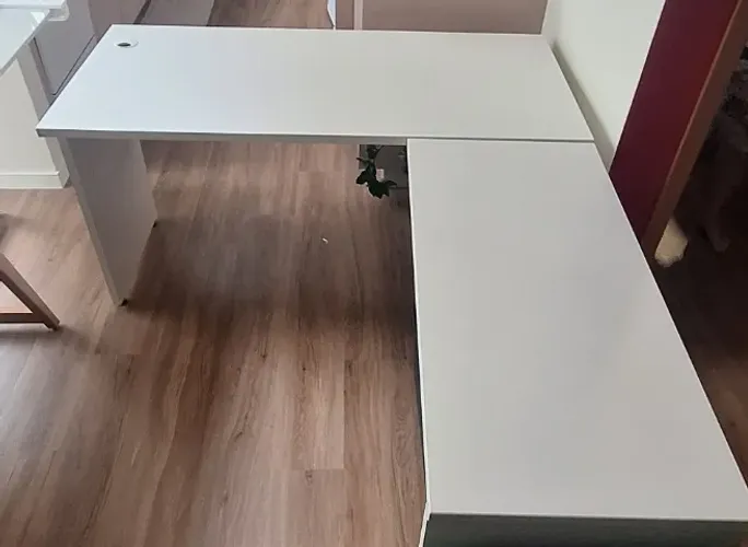 Escrivaninha MDF branca 1,35 x 1,50