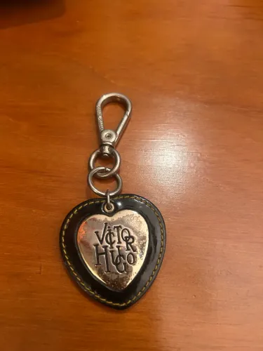 chaveiro victor hugo coração preto