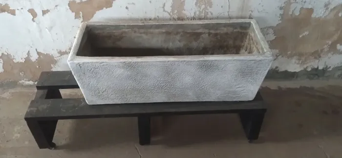 Vendo vaso de planta com suporte