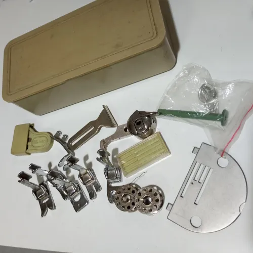 Caixa com acessórios máquina de costura antiga