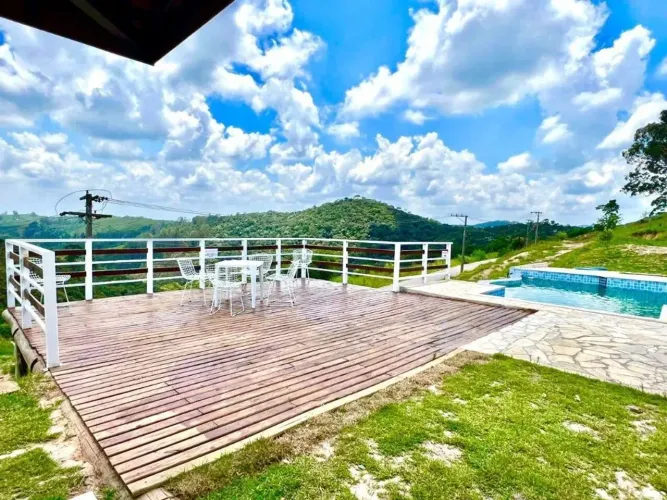 Propriedade com 8000 metros, em Santa Branca-SP, na beira do asfalto.