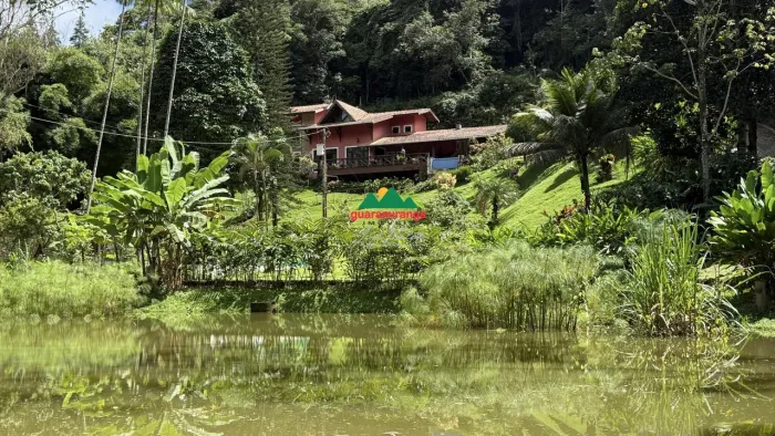 CASA COM LAGO NO MEIO DA MONTANHA