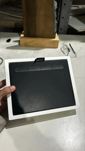 Mesa digitalizadora Wacom Intuos CTL4100 na cor preta.