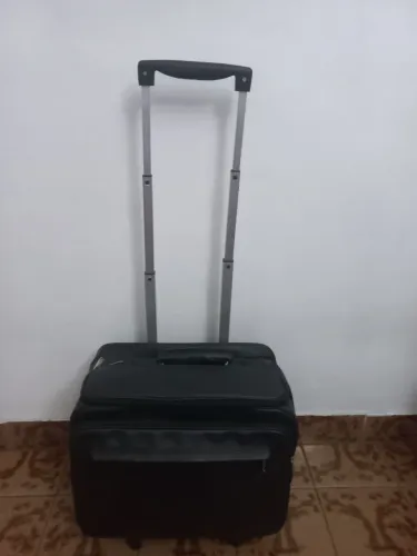 Mala executiva preta Ache de couro com rodinhas 