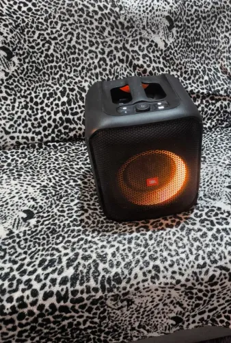 JBL Partybox encore essencial funcionando perfeitamente 8 mês de uso