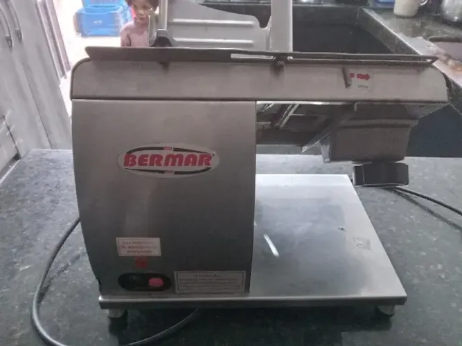 MÁQUINA DE CORTA FRIOS SEMI-NOVA. EM BOM ESTADO.