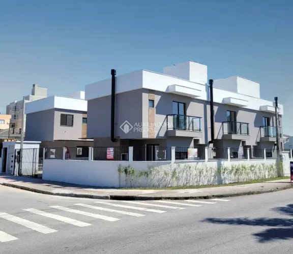Linda Casa Duplex em Condominio fechado