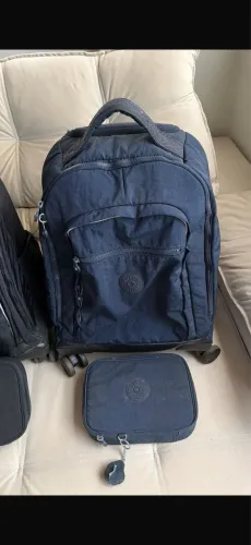 Mochila de escola preta e azul e acompanha bolsa de lápis